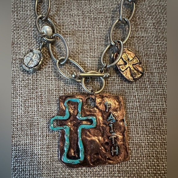 FASHION JEWELRY NECKLACE WITH CROSS - Picture 1 of 3